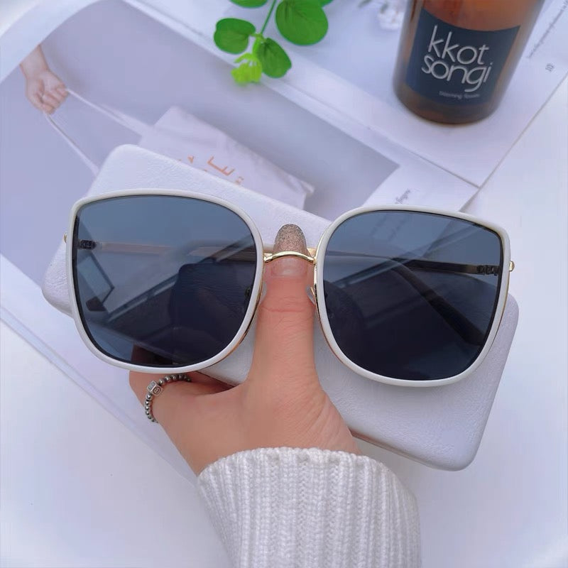 Luxury Rimless Sunglasses Women Fashion Oversized Outdoor Gradient Shades UV400 with sunglass case Features: Visible perspective rate: 99 (%). Anti-UV level : UV400