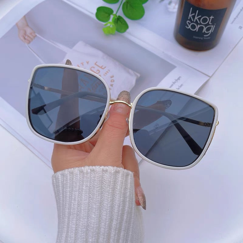 Luxury Rimless Sunglasses Women Fashion Oversized Outdoor Gradient Shades UV400 with sunglass case Features: Visible perspective rate: 99 (%). Anti-UV level : UV400